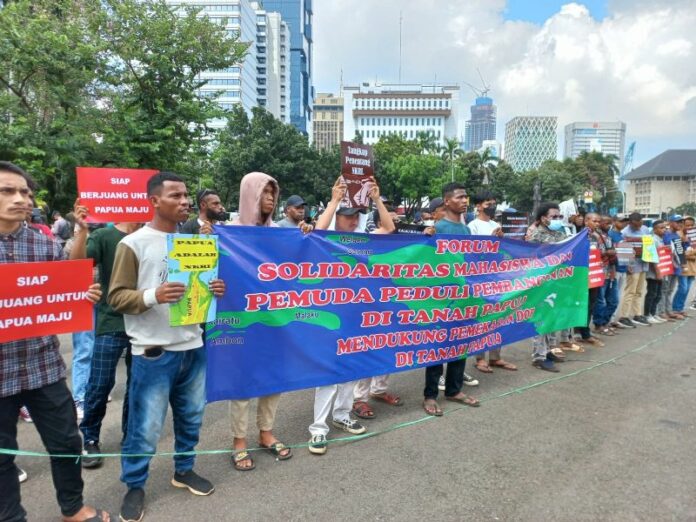 Aksi damai mahasiswa dan pemuda Papua mendukung pemerakan Papua melalui DOB di Jakarta, Selasa (7/6/2022). Foto: Istimewa. Aksi damai mahasiswa dan pemuda Papua mendukung pemerakan Papua melalui DOB di Jakarta, Selasa (7/6/2022). Foto: Istimewa.