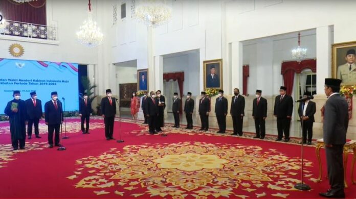 Presiden Jokowi melantik Ketua Umum PAN Zulkifli Hasan (Zulhas) di Istana Merdeka, Jakarta, Rabu (14/6/62022). Foto: Seskab.