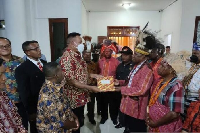 Penjabat (Pj) Gubernur Papua Barat, Paulus Waterpauw, menerima aspirasi pembentukan Daerah Otonomi Baru (DOB) Papua Barat Daya. Foto: Antara.