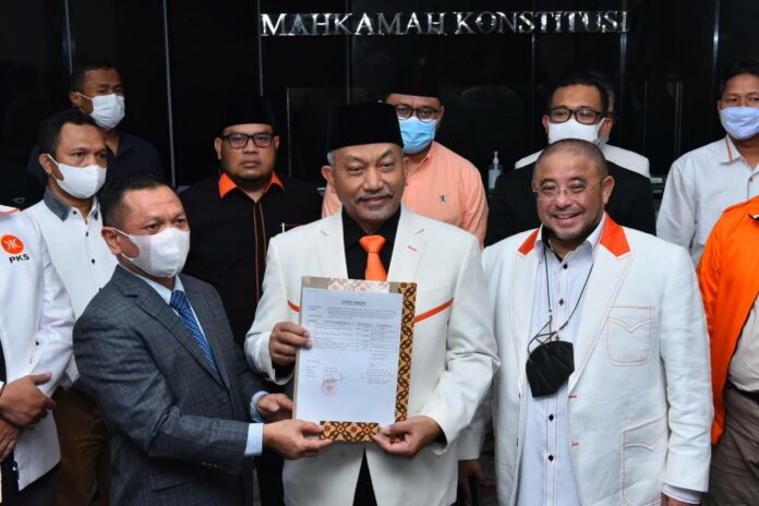 Presiden PKS Ahmad Syaikhu bersama Sekretaris Jenderal PKS Habib Aboe Bakar Al Habsy mendaftarkan gugatan PT 20% ke Mahkamah Konstitusi, Jakarta, Rabu (7/7). Foto: dok. PKS.