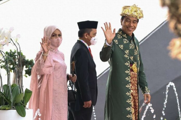 Jokowi dan Ibu Iriana Presiden Jokowi dan Iriana sidang tahunan MPR