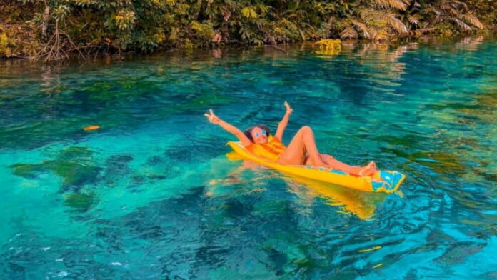 Pesona Papua yang merupakan Bumi Cendrawasih memang tak pernah habis untuk memuaskan mata, Salah satunya adalah Kali Biru Genyam.