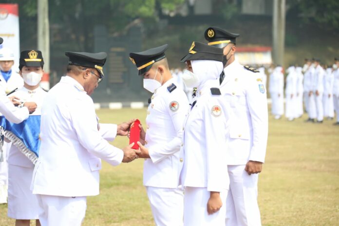 Wamendagri John Wempi Wetipo mengukuhan Praja Pratama IPDN Angkatan XXXIII Tahun 2022 di Kampus IPDN Jatinangor, Sumedang, Jawa Barat, Senin (15/8/2022).