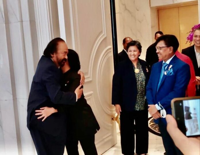 Ketua Umum Partai Nasdem Surya Paloh menyambut kunjungan Ketua DPP PDIP Puan Maharani dengan pelukan di Nasdem Tower, Jakarta, Senin (22/8/2022). Foto: Mambruks.com/Istimewa.