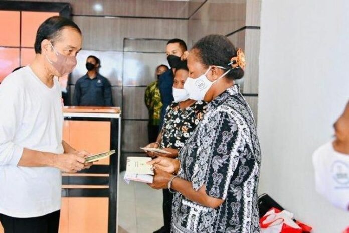 Presiden Jokowi menyerahkan BLT BBM untuk pertama kalinya untuk warga Jayapura, Rabu, (31/8/2022).