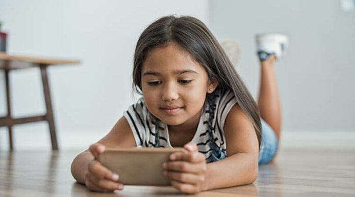 Desa India, Bermain HP