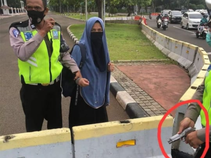 Petugas mengamankan seorang wanita yang menerobos Istana Merdeka