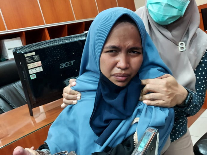 Polisi mengamankan wanita bercadar yang menerobos Istana Negara, Jalan Merdeka Barat, Jakarta, Selasa (25/10/2022). Foto: Istimewa.