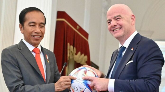 Jokowi dengan Gianni Infantino