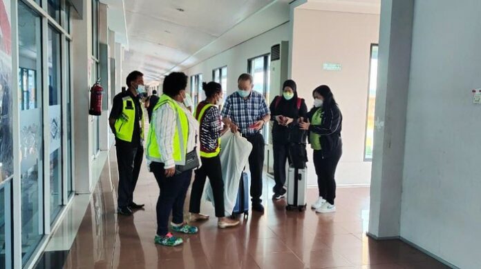 tim-dokter-lukas-enembe-tiba-di-bandara-sentani-jayapura-papua_169
