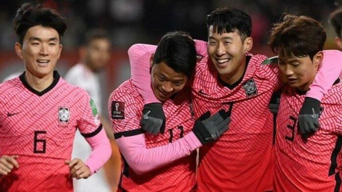 Striker-Korea-Selatan-Hwang-Hee-chan-2-dari-kiri-merayakan-golnya Pemain Korea Selatan