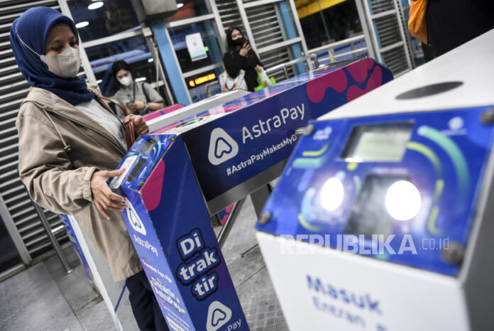 tap in - tap out, Transjakarta, Saldo Dipotong Dua Kali, Penumpang Dirugikan, KPK