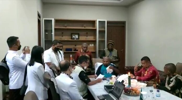 Tim penyidik KPK memeriksa Gubernur Papua Lukas Enembe di kediaman pribadinya di Jayapura, Kamis (3/11/2022). Foto: Mambruks.com