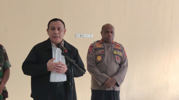 Ketua Firli Bahuri memberikan keterangan pers usai pemeriksaa Gubernur Papua, Lukas Enembe di kediaman pribadi Lukas Enembe di Koya Tengah, Kota Jayapura, Kamis (3/11/2022). Foto: Mambruks.com