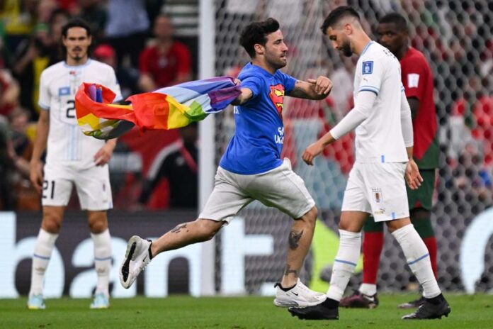mario-ferri-penyusup-lapangan-portugal-vs-uruguay LGBT, Grup H, Bendera LGBT, Portugal, Uruguay, Piala Dunia 2022, Lusail, Qatar, FIFA World Cup, Mario Ferri, India