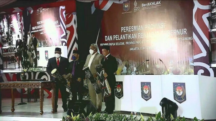 Mendagri Tito Karnavian meresmikan Provinsi Papua Selatan, Papua Tengah, dan Papua Pegunungan di Lapangan Plaza, Kantor Pusat Kemendagri, Jakarta Pusat, pada Jumat (11/11/2022). YouTube/Kemendagri RI