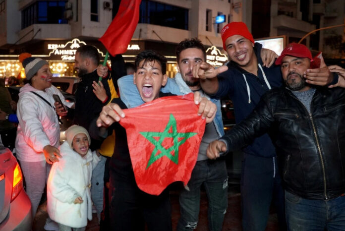 fans-maroko-di-negaranya-usai-kalahkan-spanyol Maroko, Spanyol, Piala Dunia 2022, Qatar, Fans, Piala Dunia Qatar 2022, FIFA World Cup, Hasil Pertandingan, Maroko vs Spanyol