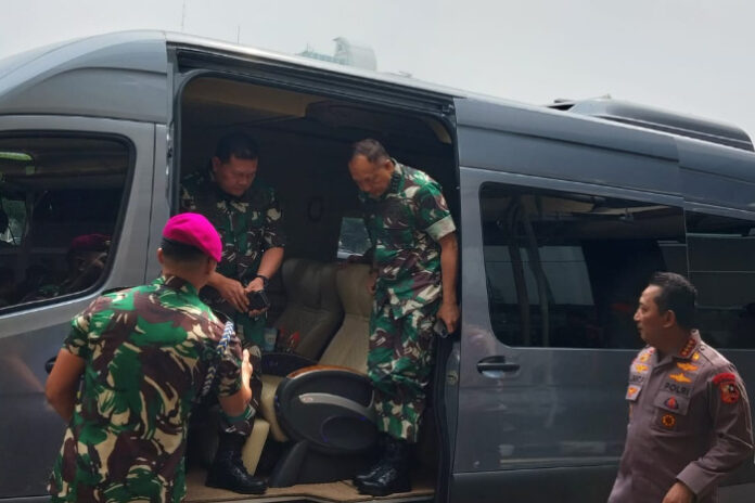 Laksamana Yudo Margono tiba di DPR untuk mengikuti fit and proper test sebagai Panglima TNI. Ia didampingi Kapolri Jenderal Listyo Sigit ke DPR dan sejumlah perwira tinggi TNI lainnya. Foto: Istimewa.