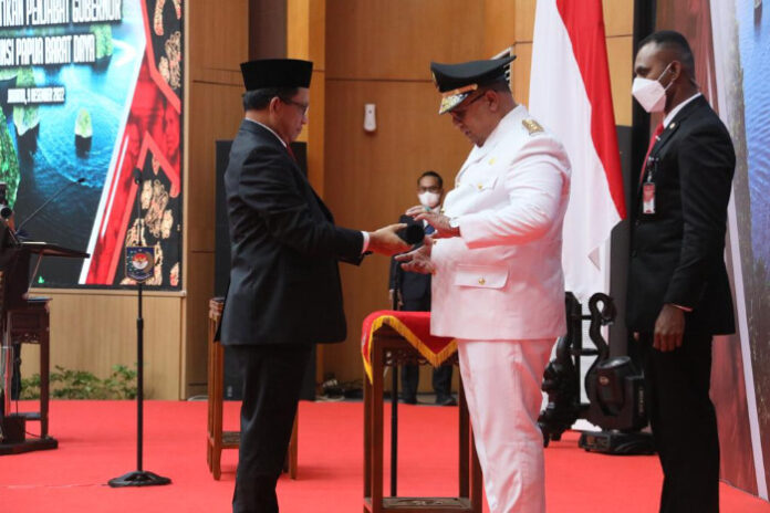 Mendagri Menteri Dalam Negeri (Mendagri) Tito Karnavian melantik Muhammad Musa'ad sebagai Penjabat (Pj) Gubernur Papua Barat Daya di Gedung Sasana Bhakti Praja Kantor Pusat Kementerian Dalam Negeri (Kemendagri), Jumat (9/12/2022).