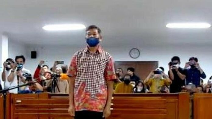 Mayor Infanteri Purnawirawan Isak Sattu, terdakwa pelanggaran HAM berat kasus Paniai divonis bebas. Foto: detik.com Mayor Infanteri Purnawirawan Isak Sattu, terdakwa pelanggaran HAM berat kasus Paniai divonis bebas. Foto: detik.com