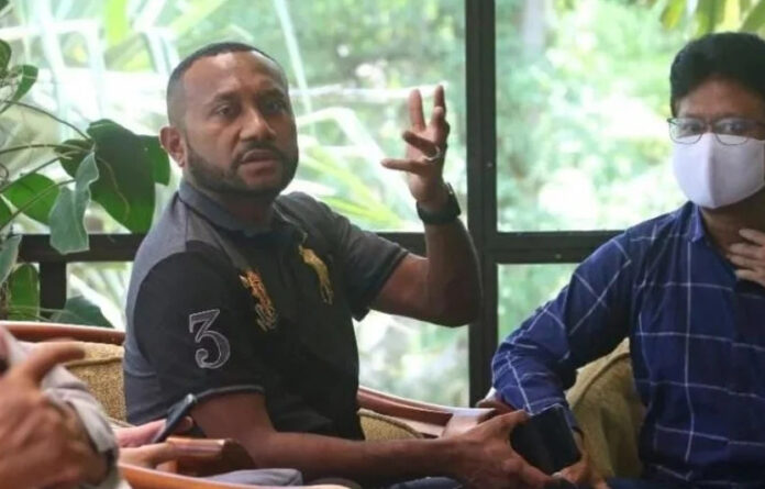 Persipura, Persipura Jayapura, Yan Mandenas, Israel Wamiau, Mutiara Hitam, Brian Fatari, Persita Tangerang, Dewa United