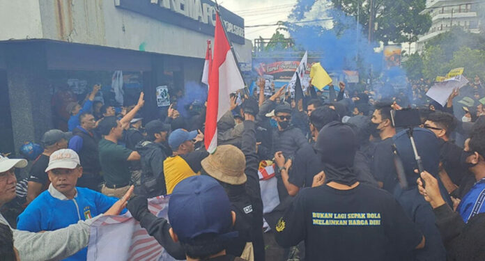 Aremania, Demo, Arema FC, Malang, Tragedi Kanjuruhan, Liga 1, RIcuh