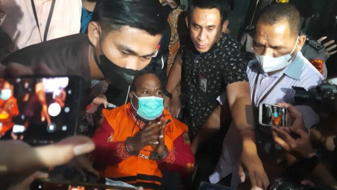 Lukas Enembe, KPK, tersangka