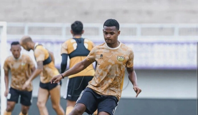 ramai-rumakiek-dewa-united Liga 2, Persipura Jayapura, Liga 2 2022/2023, Brian Fatari, Patrick Womsiwor, Ramai Rumakiek, Gunansar Mandowen, Muhammad Tahir, Mario Fabio Londok