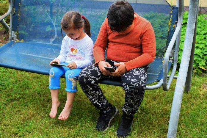 pexels-photo-12352094 Teknologi Informasi, Anak, Handphone, Internet