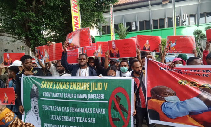 Di Tengah Sidang Praperadilan, Mahasiswa Papua Gelar Aksi Minta Lukas Enembe Dibebaskan Lukas Enembe, KPK, Praperadilan, Mahasiswa