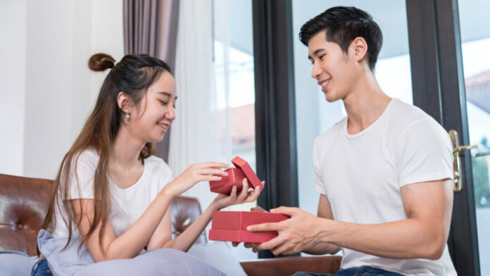 love bombing, hadiah, emosional, manipulatif