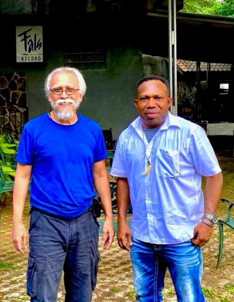Manager Black Brothers Frans Pigome bersama Musisi Iwan Fals
