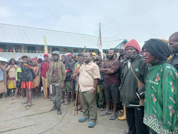 Meki Mote saat hadi memberikan sumbangan 14 Ekor babi untuk Acara Porseni Gereja KINGMI dan Pemberkatan Gereja Katolik Stasi Meiyepa, Distrik Tigi Barat Meki Mote saat hadi memberikan sumbangan 14 Ekor babi untuk Acara Porseni Gereja KINGMI dan Pemberkatan Gereja Katolik Stasi Meiyepa, Distrik Tigi Barat