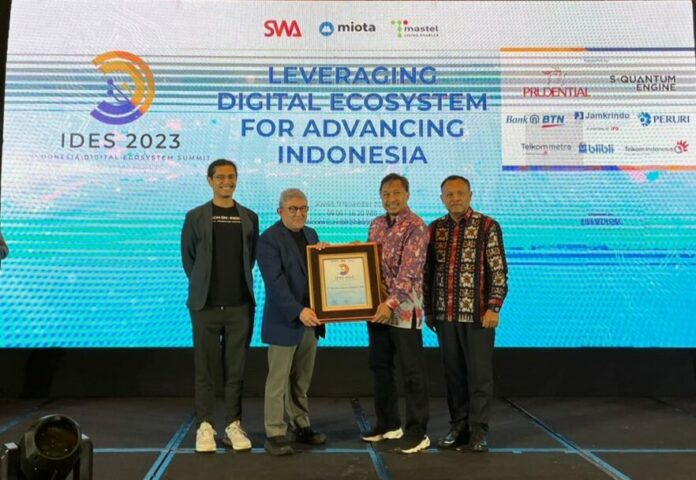 Pemberian penghargaan dari Kemal Effendi Gani, Chief Editor SWA Media Group kepada Bapak Andries K Indrajaya, SVP Information & Communication Technology Group Head JNE di Inovasi Digital dari Indonesia Digital Ecosystem Summit (IDES) 2023