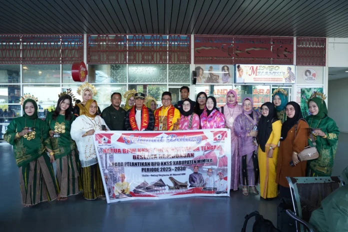 BPD KKSS, KKSS Mimika, Ketua KKSS, warga Sulawesi, pelantikan KKSS, organisasi kerukunan, pembangunan Mimika, Forkopimda Mimika, pemerintah Mimika, Pj Bupati Mimika, program pemerintah, panji KKSS, visi misi KKSS, warga Mimika, Gedung Tongkonan, Papua Tengah, masyarakat KKSS, kontribusi KKSS, kebersamaan KKSS, persatuan KKSS