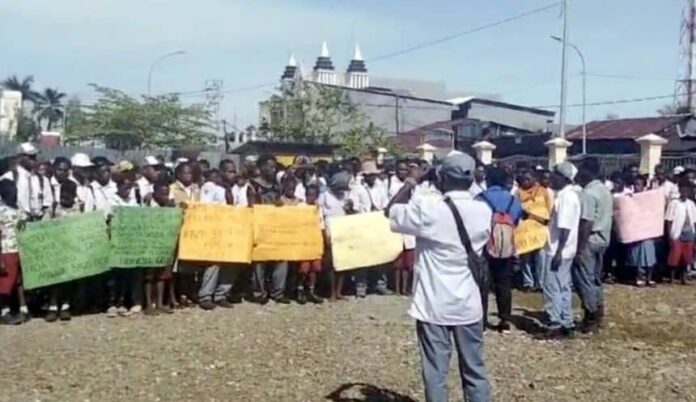 Pelajar Mimika, Makanan Bergizi, Pendidikan Gratis, Aksi Demo, Mahasiswa Timika, Program Pemerintah, Papua Tengah, Kritik Program, Unjuk Rasa, DPR Papua