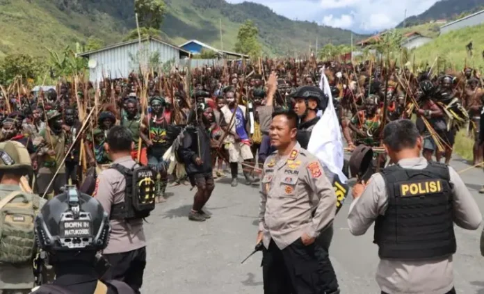 Aksi Saling Serang Pilkada Puncak Jaya, Bentrok Pendukung Paslon, Polisi Turun Tangan, Ricuh di Papua, Saling Serang Pilkada, Bentrok Massa Puncak Jaya, Kapolres Kuswara, Brimob Terluka, Gas Air Mata Polisi, Keamanan Pilkada Papua