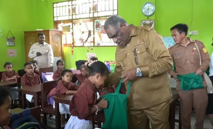 Walikota Abisai Makan Bergizi, Program MBG, Kota Jayapura, Walikota Jayapura, Program Nasional, Menu Kering, Bulan Puasa, Siswa Jayapura, Abdul Majid, Pemerintah Pusat, Makan Bergizi Gratis, Program MBG Jayapura, Walikota Abisai Rollo, Menu Makanan Kering, Program Nasional MBG, Distrik Abepura Jayapura, Pemberian MBG Jayapura, Program MBG Papua, Peluncuran Program MBG, Generasi Emas Berkualitas