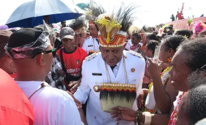 Warga Sambut Bupati dan Wabup Waropen Waropen Papua, Bupati Waropen, Wakil Bupati, Pelabuhan Waren, prosesi adat, noken Papua, injak piring, penyambutan meriah, pawai Waropen, pemimpin daerah, acara adat, pemerintahan daerah, Lapangan Prapindei, masyarakat Waropen, tokoh adat, pejabat daerah, OPD Waropen, partai pengusung, kebudayaan Papua, pawai pemimpin