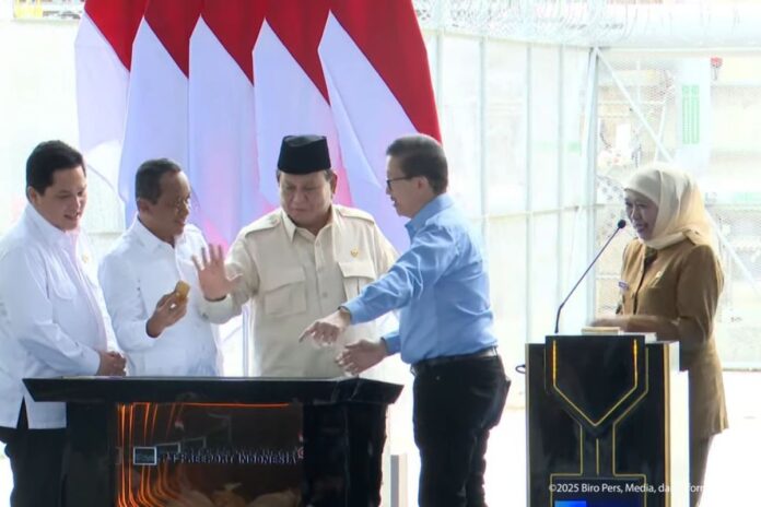 Prabowo tolak emas batangan, momen Prabowo Freeport, smelter Freeport Indonesia, Prabowo Bahlil Tony Wenas, peresmian smelter Gresik, smelter emas Freeport, Prabowo Erick Thohir Bahlil, instalasi pemurnian logam PTFI, pemurnian emas terbesar, Prabowo di Gresik