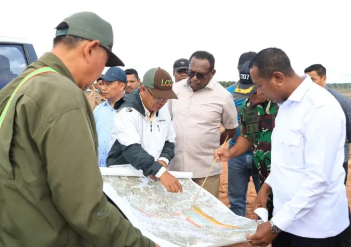 GUBERNUR PAPUA SELATAN Gubernur Papua, Bupati Merauke, Perkebunan Tebu, Tebu Merauke, Proyek Tebu, Swasembada Gula, Bioetanol Nasional, Tenaga Kerja Lokal, Proyek Strategis Nasional, Tanam Tebu, Panen Tebu, Kampung Ngguti Bob, Distrik Tanah Miring, PT Semesta Gula, PT Global Papua, Pemerintah Daerah, Kunjungan Kerja, Apolo Safanpo, bersama Bupati Merauke, Yoseph B. Gebze, Proyek Tebu Merauke, Proyek Tebu, Proyek Strategis Nasional