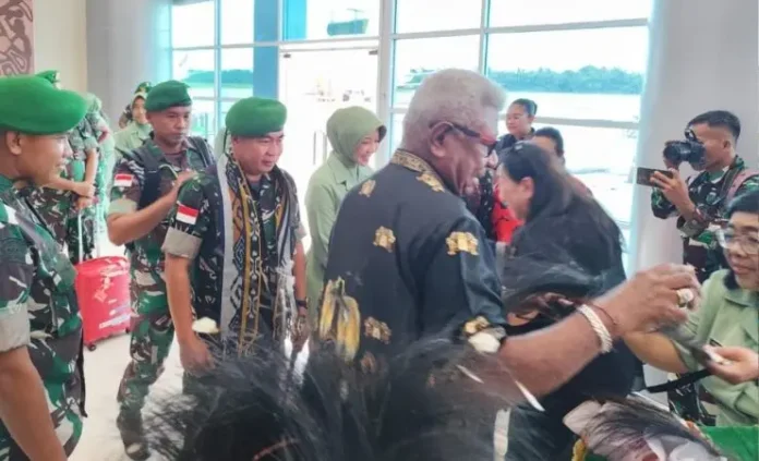 Rudi Puruwito, Pangdam XVII/Cenderawasih, pangdam cenderawasih, kunjungan kerja, agenda pangdam, tarian adat papua, bandara mozart kilangin, pangdam di mimika, program TMMD, satgas yonif 611, tambang grasberg freeport, silaturahmi prajurit, sambutan adat papua, persit kck cenderawasih