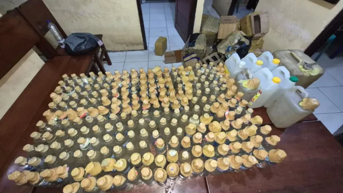 barang-bukti-miras-jenis-sopi-yang-berhasil-disita-aparat-gabungan-di-dermaga-pelabuhan-poumako-senin-642026-dini-hari-foto-istimewa-Ahf7f miras timika, pelabuhan poumako, razia miras papua, aparat sita miras, mimika hari ini, berita timika terbaru, minuman keras ilegal, operasi gabungan polisi, papua miras, poumako timika