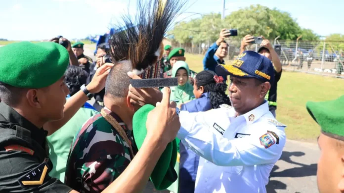 gubernur-papua-selatan-apolo-safanpo-memakaikan-mahkota-kepala-khas-papua-ke-pangdam-xxiv-mayjen-tni-frits-wilem-rizard-pelamonia-saat-tiba-di-merauke-jumat-11042026-cA7EO