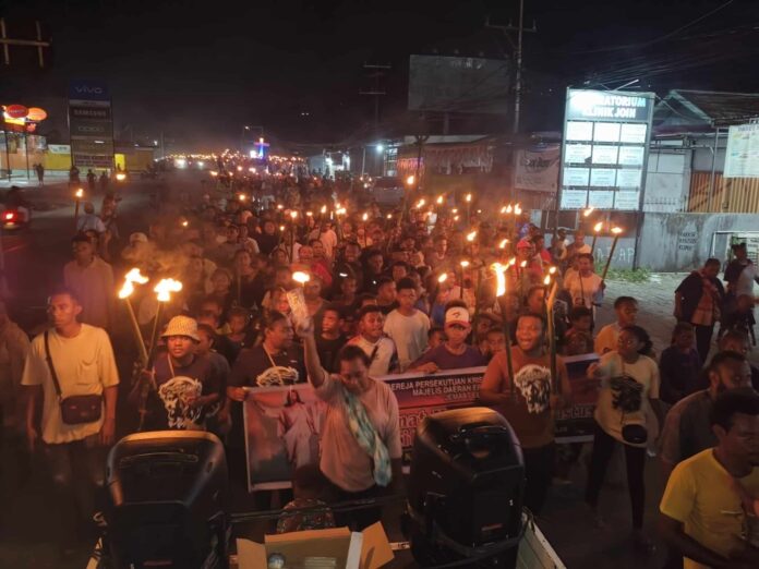 pawai-2048x1536 paskah wosi, jalan salib manokwari, pawai obor paskah, gpkai elim wosi, perayaan paskah papua, tradisi paskah indonesia, berita gereja papua, kegiatan jemaat wosi, paskah manokwari, pawai obor gereja