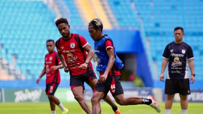 pemain-persipura-bima-ragil-dan-williams-lugo-saat-berebut-bola-dalam-uji-coba-lapangan-di-stadion-batakan-balikpapan-jumat-342026-ceposonlinecomdok-persipura-7JtE9 persipura vs persiba, persipura jayapura, persiba balikpapan, liga indonesia 2026, peluang promosi persipura, klasemen persipura terbaru, laga persipura hari ini, stadion batakan balikpapan, berita persipura terkini, jadwal persipura 2026, persiba vs persipura hari ini, hasil liga indonesia terbaru, tim mutiara hitam, sepak bola papua, duel panas liga indonesia