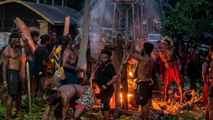 kericuhan Kwamki Narama, kremasi adat Mimika, Junius Janempa Mimika, hujan panah Mimika, gas air mata Papua Tengah, konflik warga Mimika