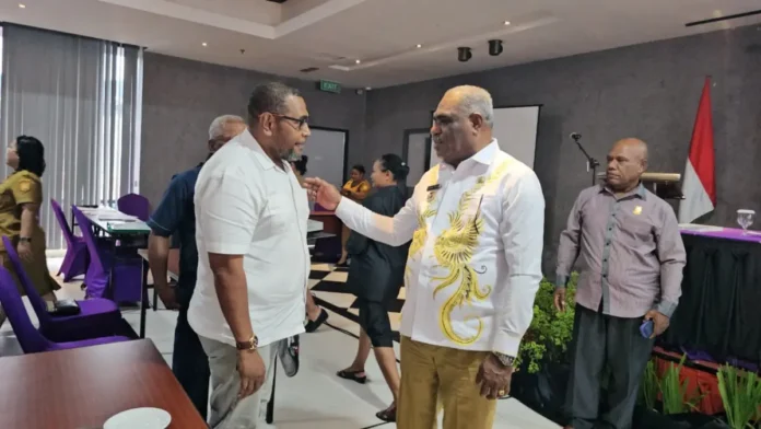 wali-kota-jayapura-abisai-rollo-saat-berdiskusi-salah-satu-anggota-dprk-christian-ireuw-disela-penutupan-muarenbang-otsus-kota-jayapura-selasa-3132026-ceposonlinecomhans-palen-FXZNi Wali Kota Jayapura, Abisai Rollo