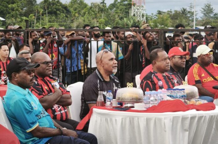 Gubernur Papua Tengah, Meki Nawipa, mengundang seluruh pemain Persipura Jayapura ke Nabire sebagai bentuk dukungan dan apresiasi. Langkah ini bikin semangat kebangkitan Mutiara Hitam kembali membara di Tanah Papua.