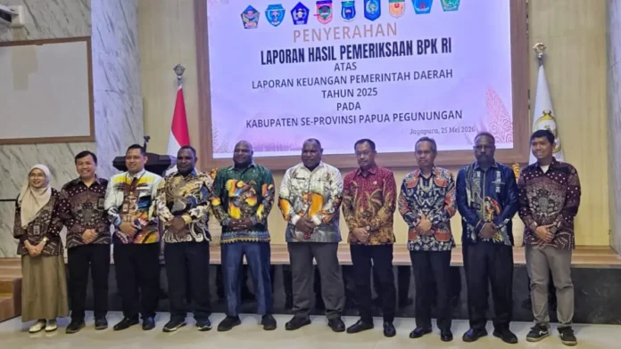 bupati-jayawijaya-atenius-murib-tengah-bersama-tim-berfoto-bersama-usai-penyerahan-lhp-bpk-di-kantor-bpk-perwakilan-provinsi-papua-pegunungan-di-jayapura-senin-2552026-66FWf